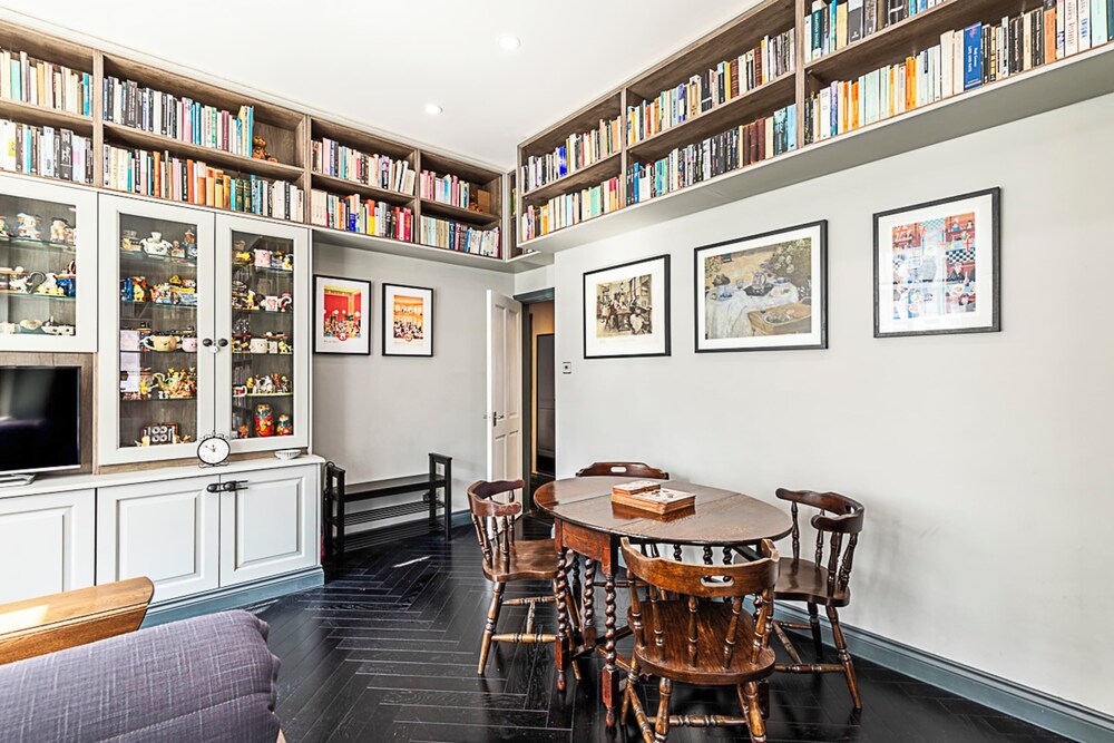 Book Lovers West End Home