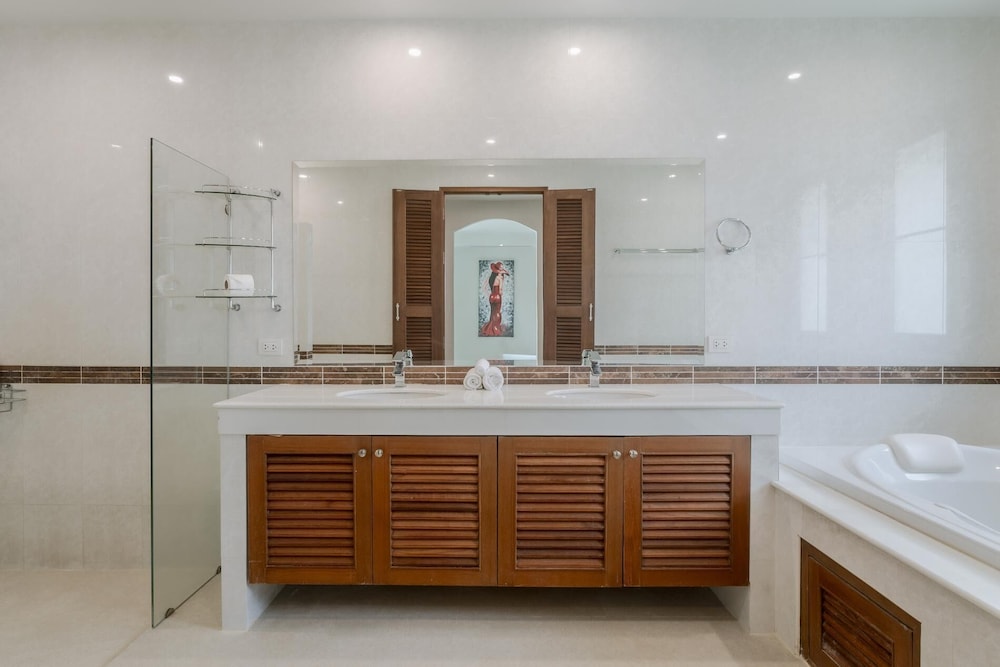 Luxury 3BR Villa 5 Private Pool, Gym & Jacuzzi