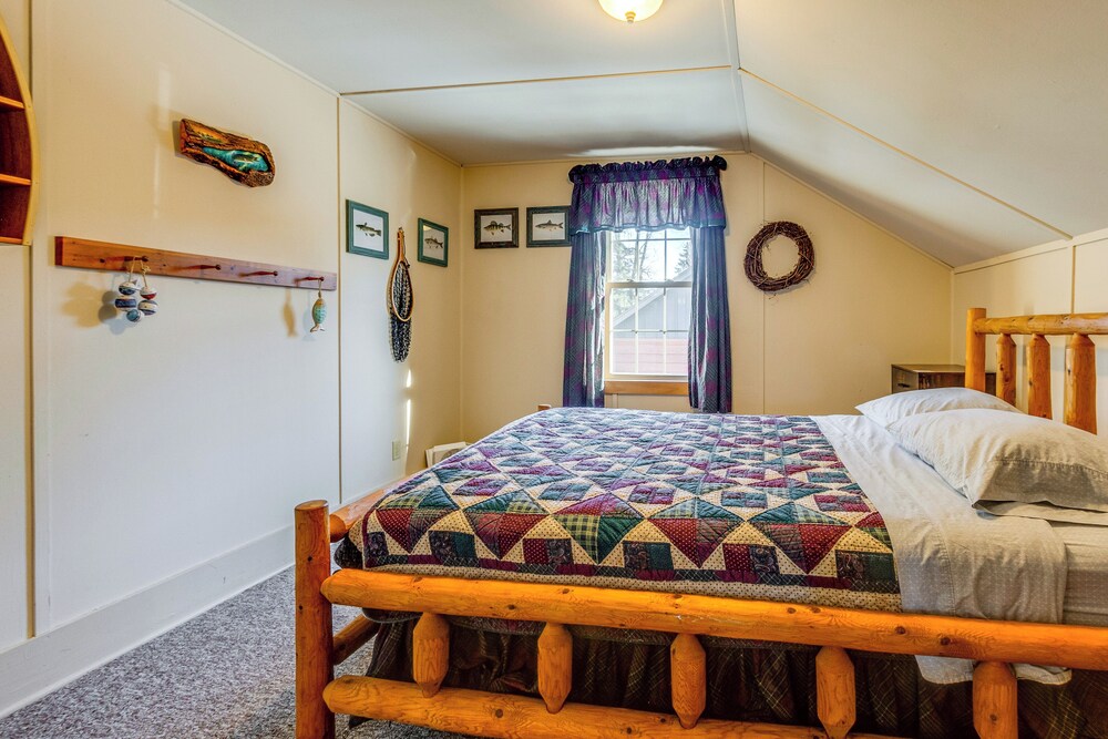 Lakefront Cabin w/ Shared Beach in Cecil!