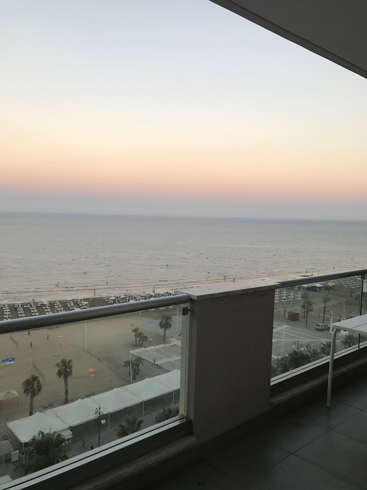 Finikoudes Luxury Apartments