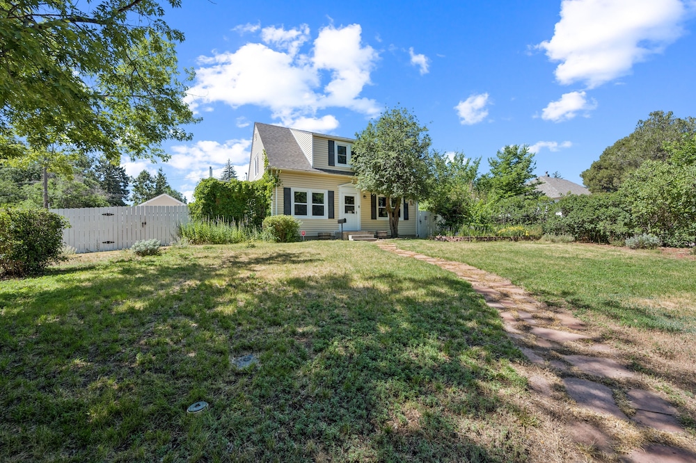 Charming Home Near Unc & Dt Greeley 5 Bedroom Home