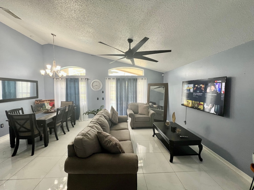 Residential Westbury 4BR Pool Home Near Disney Parks