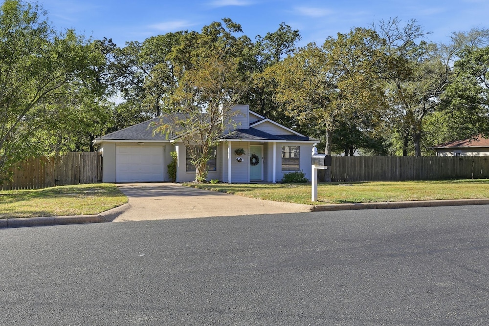 Howdy Hang Out - Cozy, Cute And Comfortable House! 2 Bedroom Home