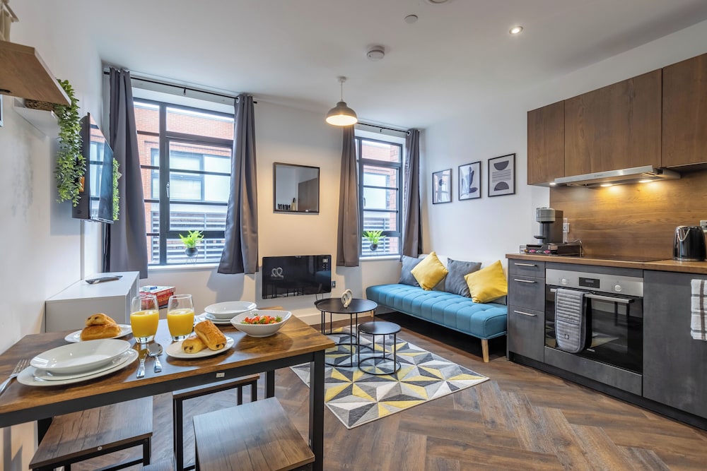 Professionals, City Centre, Parking, Superstore Nearby
