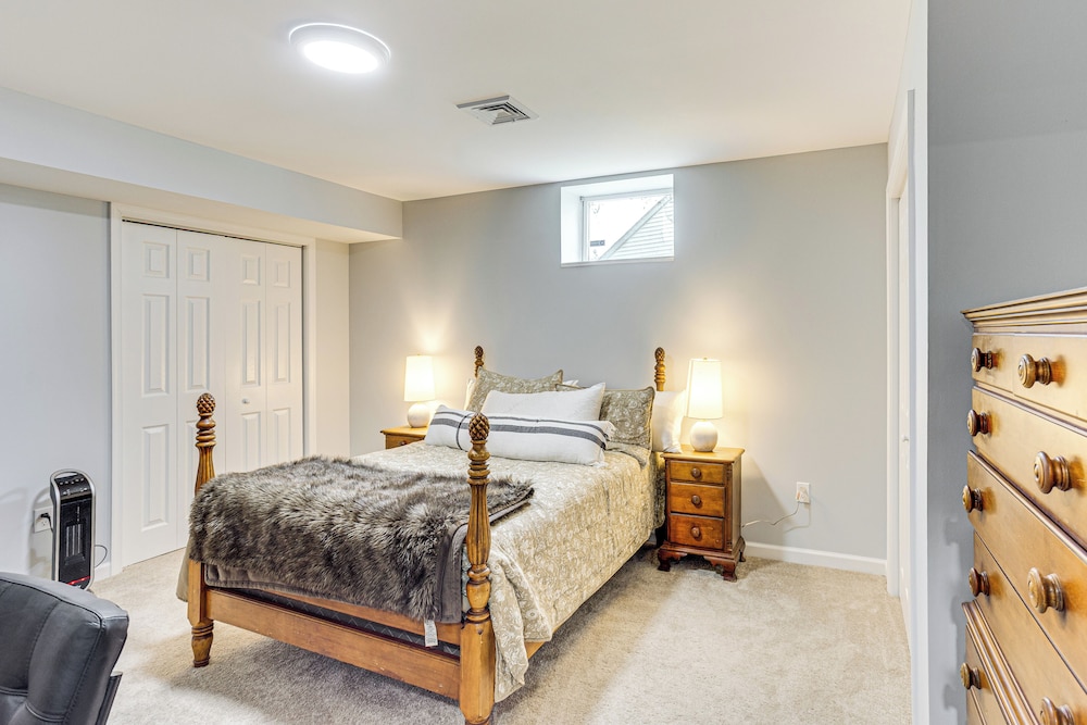 5 Mi to Dtwn York: Spacious Family Home