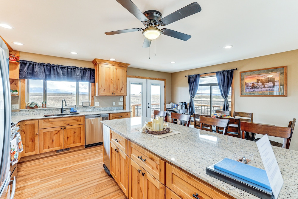 Wraparound Deck: Newly Built Home in Grangeville!