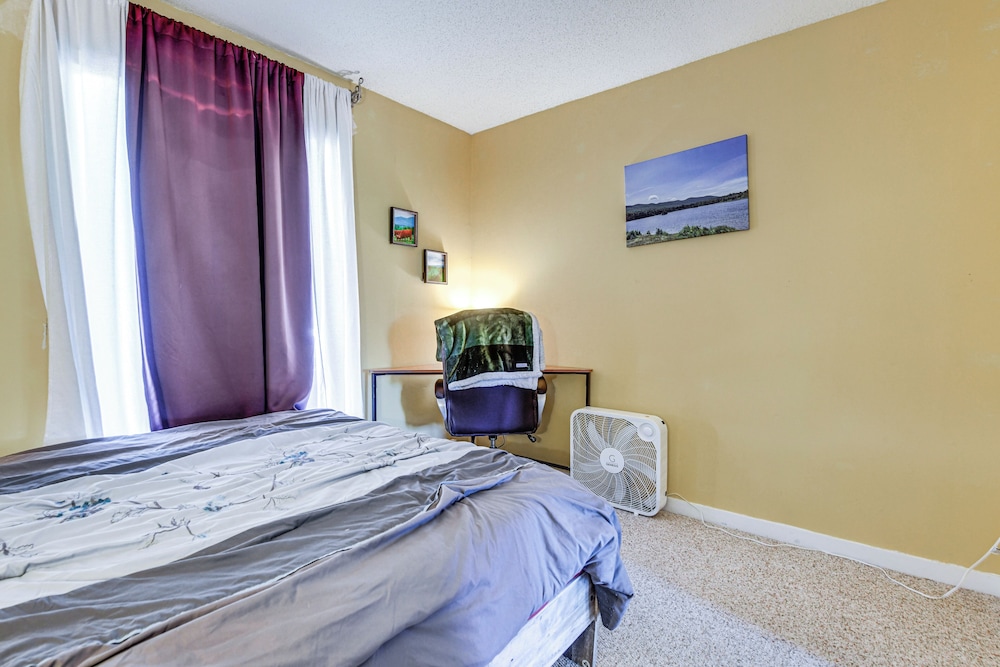 < 1/2 Mi to Sugarbush Resort: Condo w/ Deck!