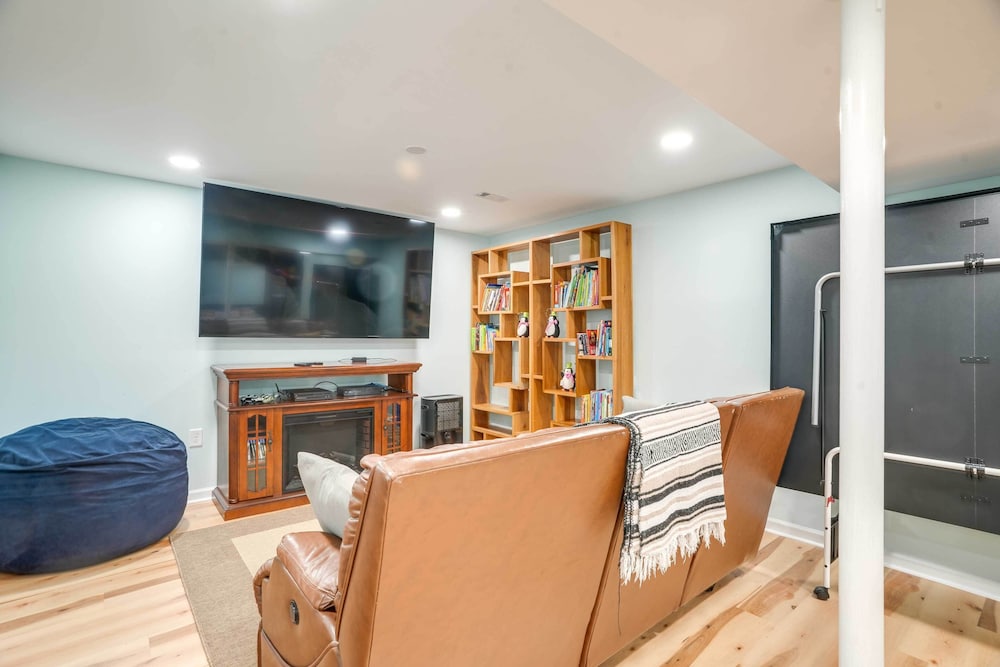 Front Royal Studio w/ Mtn Views & Brick Oven