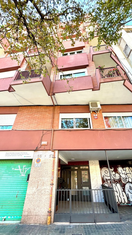 Big Flat In a Very Quiet Area and Well Connected
