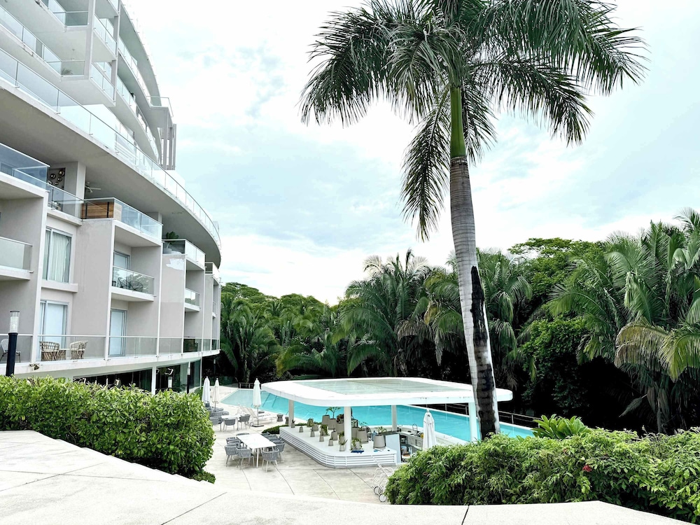 Bolongo: Your Exclusive Oceanfront Escape