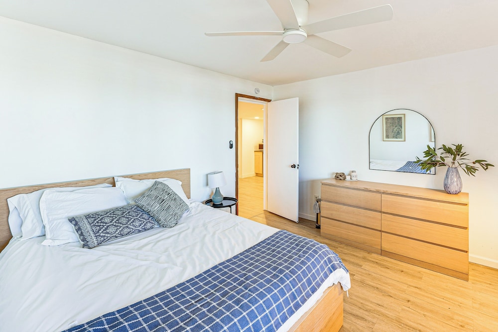 Lake View & Deck: Group Getaway in Whitehall!