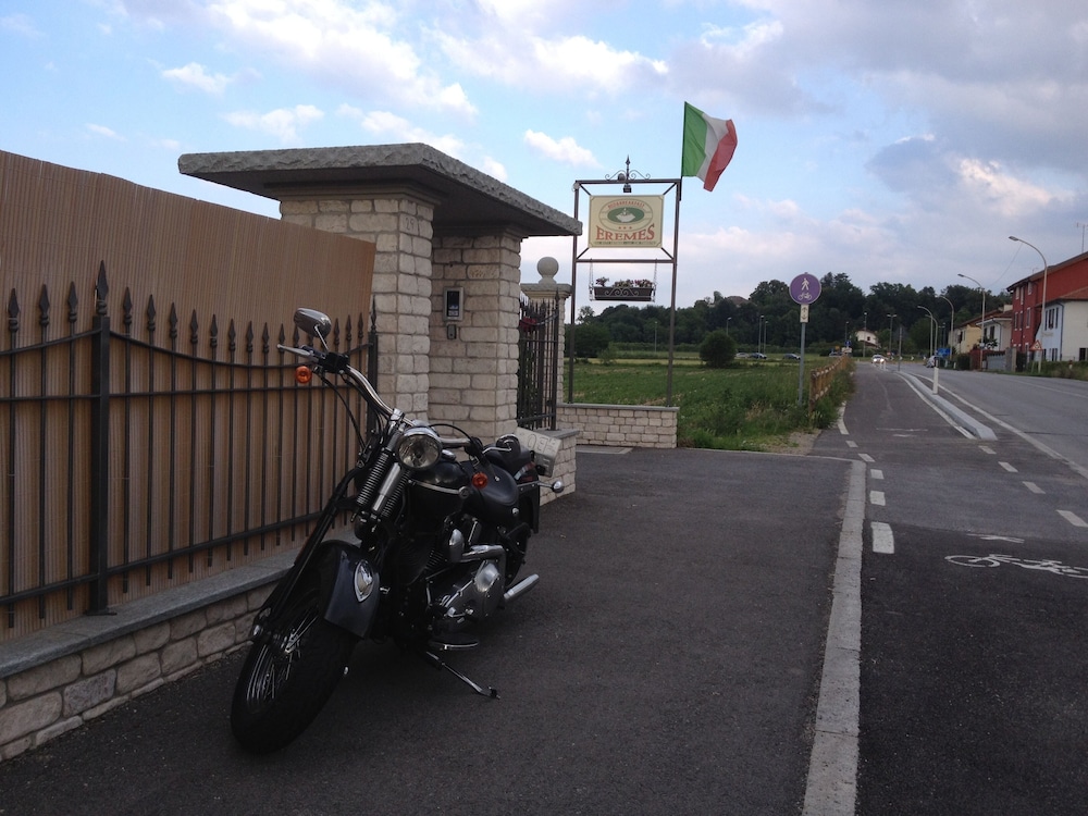 Eremes Rooms & Apartments