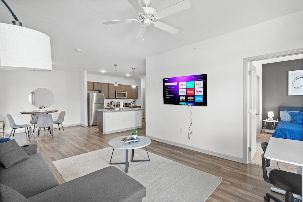 Upscale King 2BR Suite Mins to Charlotte