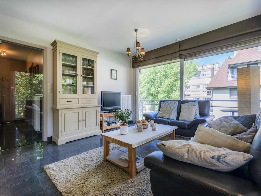 Sunny Flat in Maeterlinck Residence Near Seaside