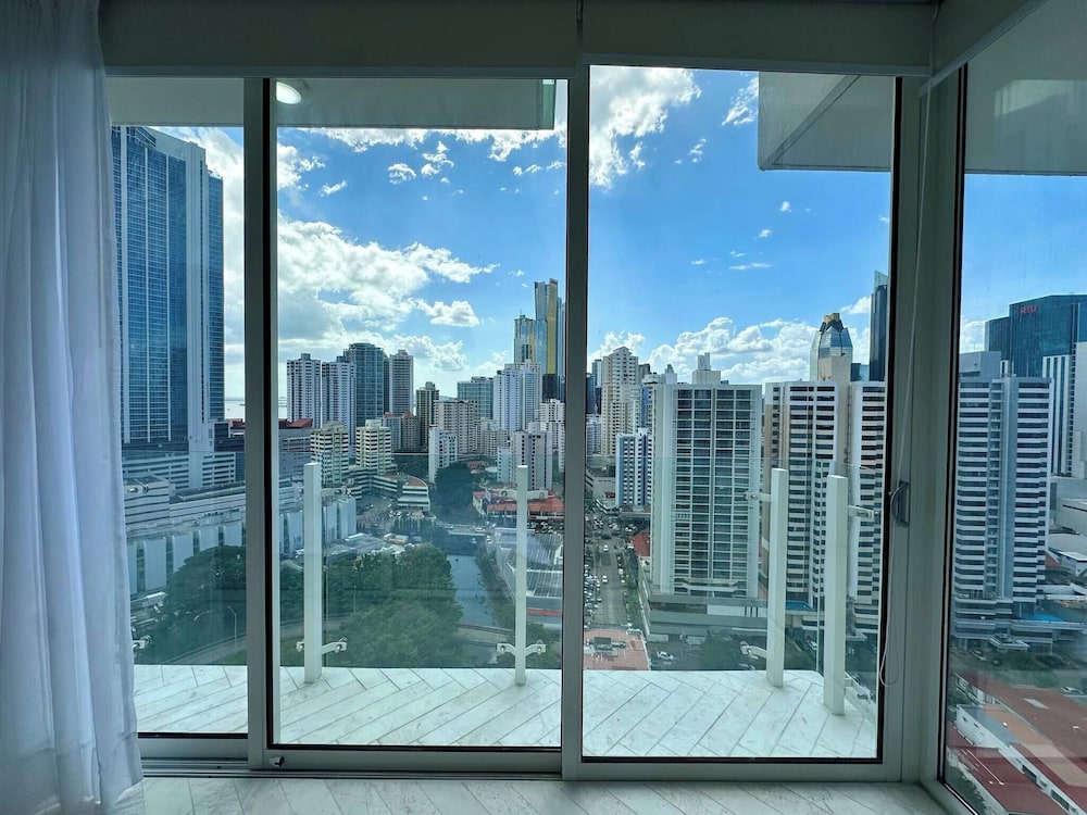 Luxury apt in Panama City 2 Rooms 3 Baths & Office