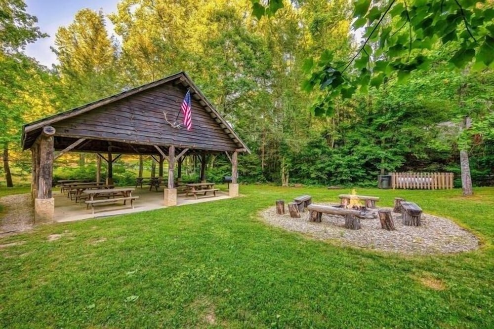 Hillbilly Hideaway 4 Bedroom Cabin