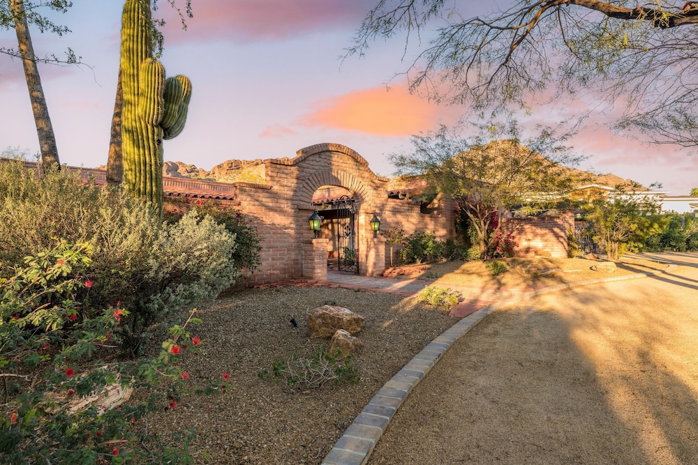 La Casona by Avantstay Gorgeous Spanish Style Oasis w Historic Charm Pool