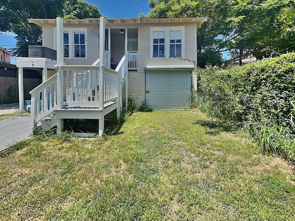 Sealy Street Duo by Ryson Vacation Rentals