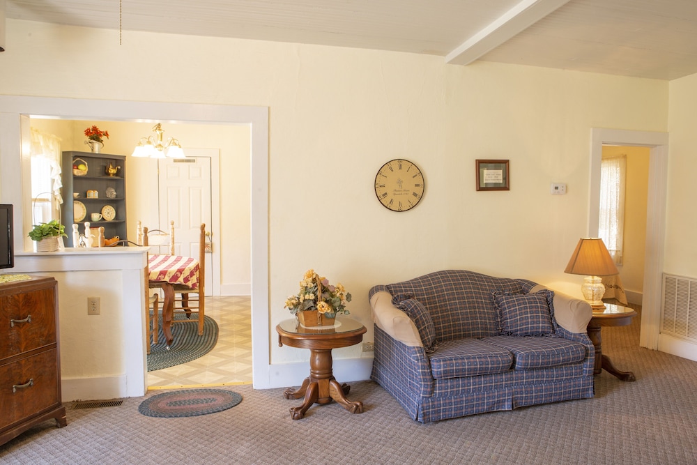 The Chimney Rock Inn & Cottages