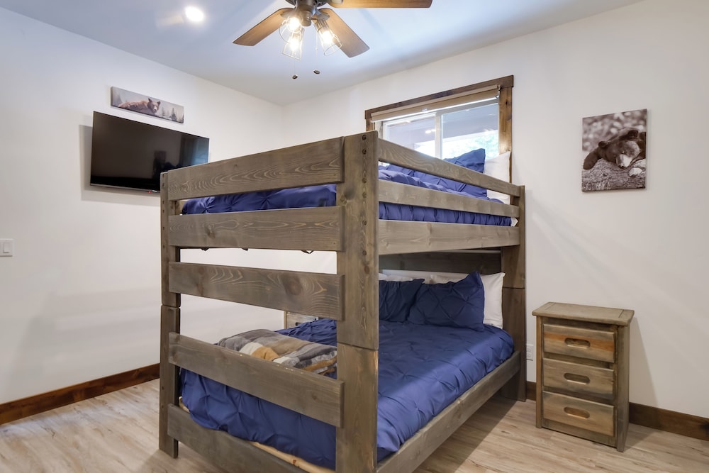 Hot Tub, Pool Table & Fireplaces: Blue River Gem