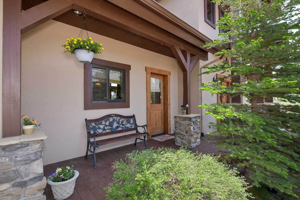 Idyllic Florissant Cabin w/ Patio & Hot Tub! view 2
