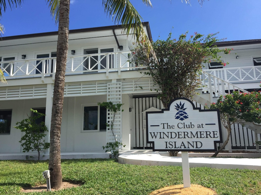 Coastal Chic: Stylish Condo On Windermere Beach