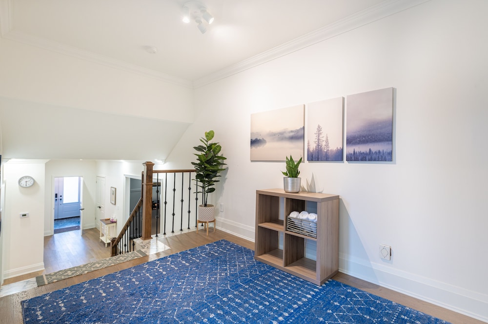 Cheerful 3 bedroom w/ indoor fireplace in Toronto - 02 free parking - Image 4