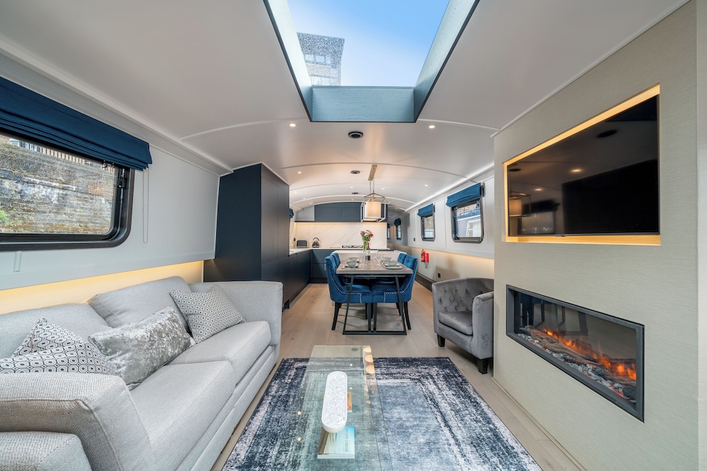Elegant houseboat near Canary Wharf