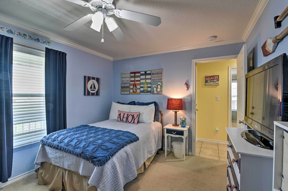 Walk to Galveston Beach: Pet-friendly Home view 3