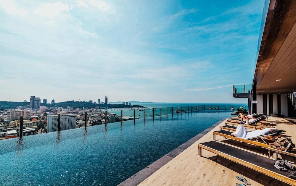 Great Location With Infinity Pool -central Pattaya