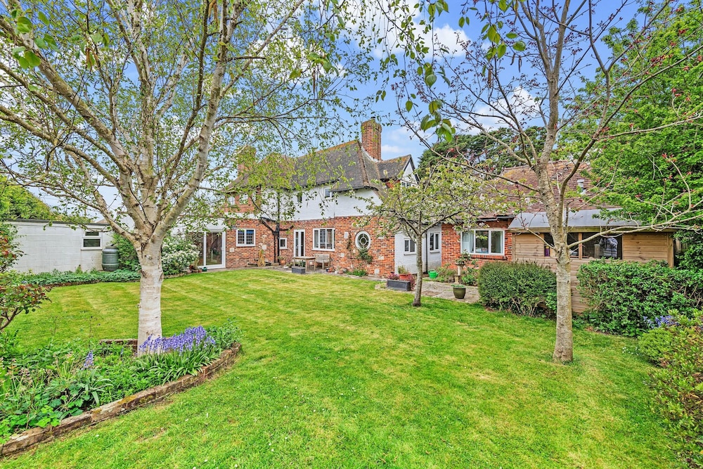 Charming Beach Getaway - Spacious 4BR Sunny Garden