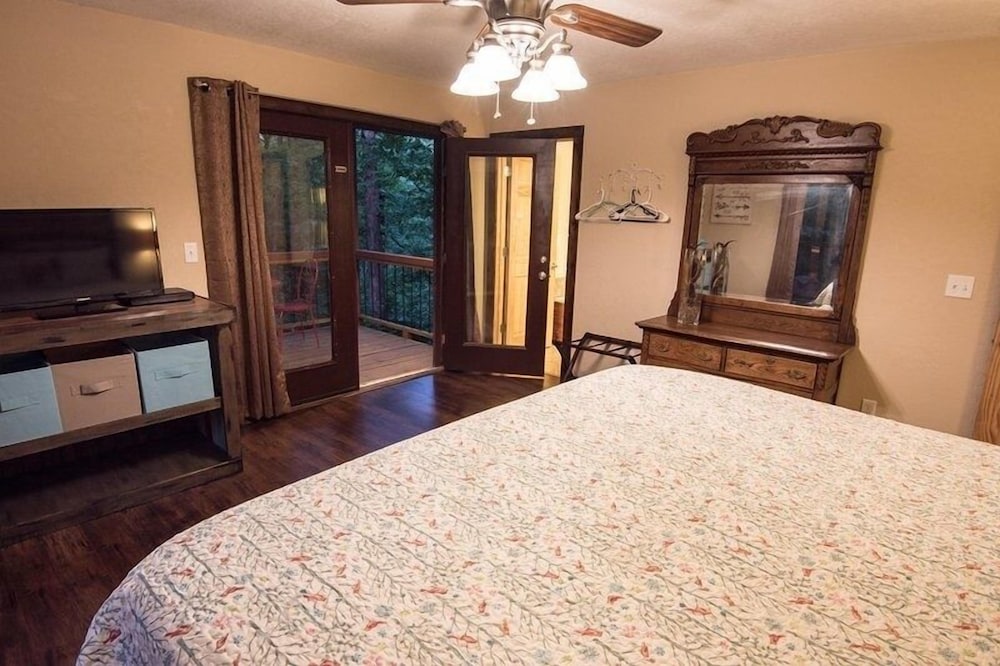 Bear Creek Lodge 3 Bedroom Cabin by RedAwning view 2