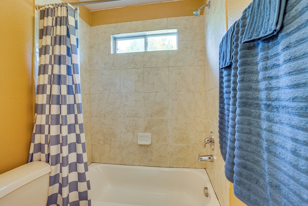 11 Mi to Dtwn Houston: Pet-friendly Home w/ Yard!