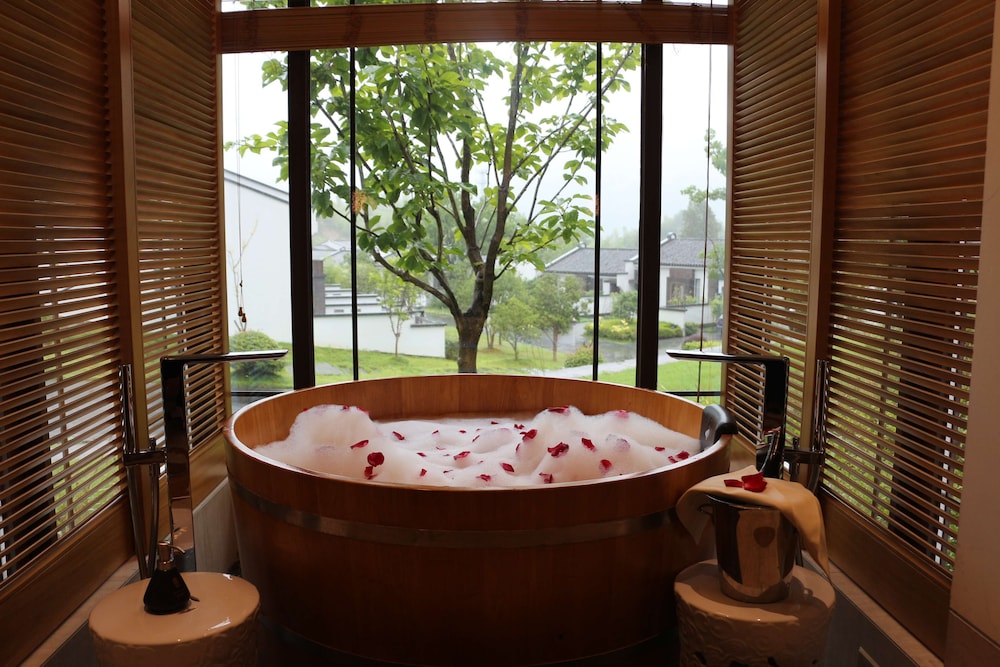 Banyan Tree Huangshan