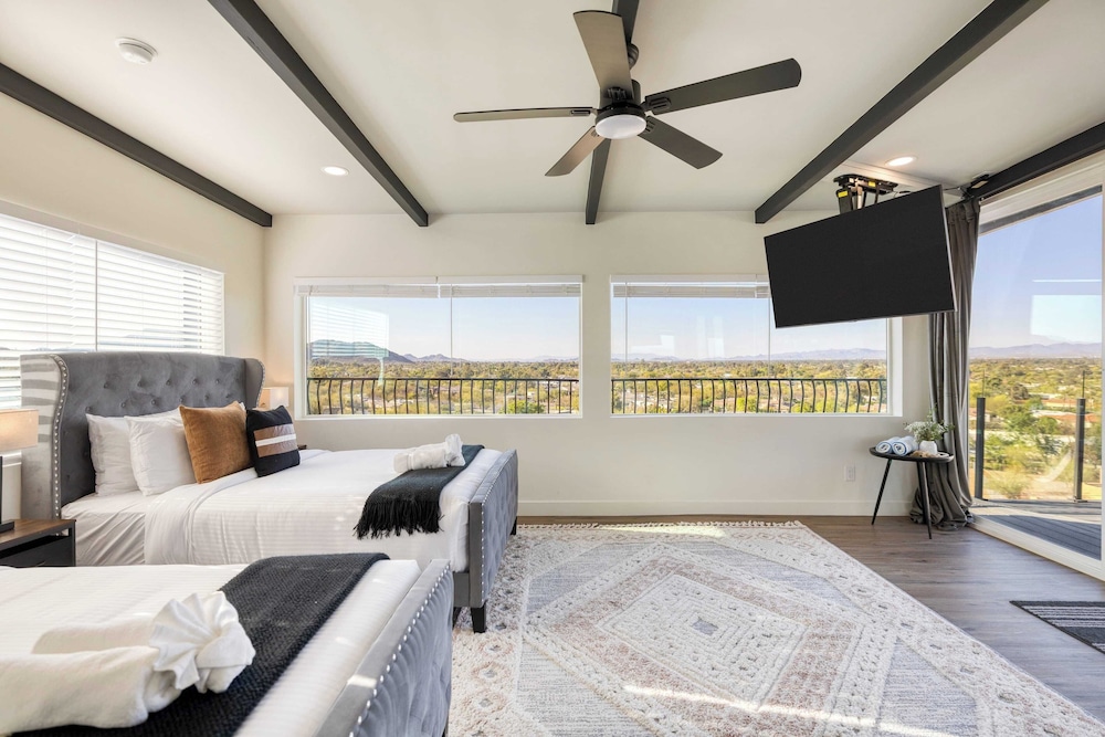 Panoramic Views, Private Pool, Patio Lounge w/ Firepit Royal Palm by Avantstay