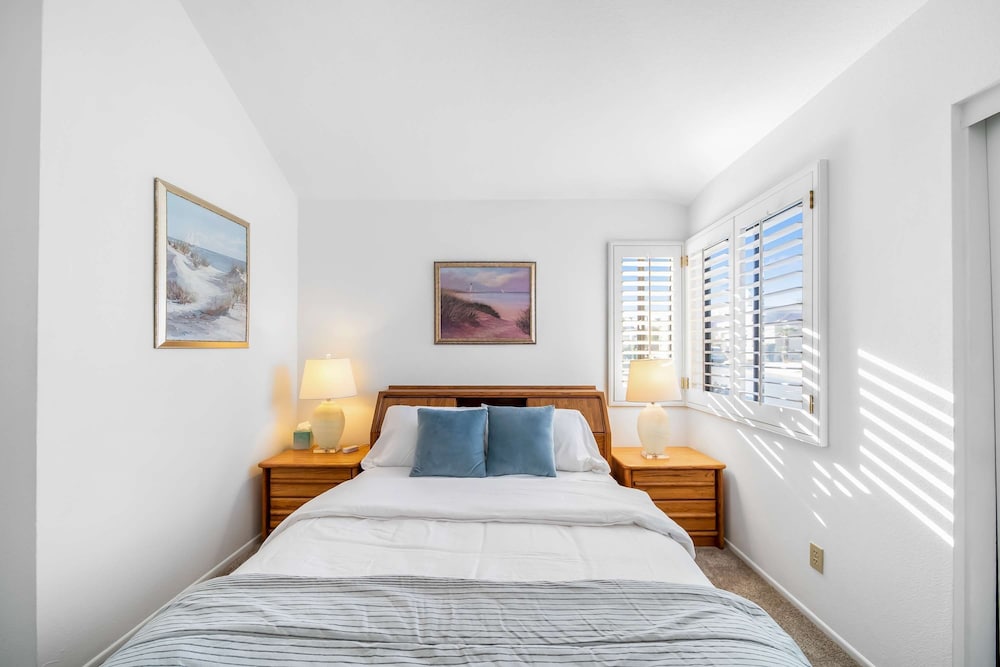 Charming Condo With Golf Course View