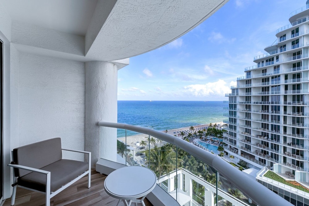 Stylish Oceanview Apartment, Prime Location!