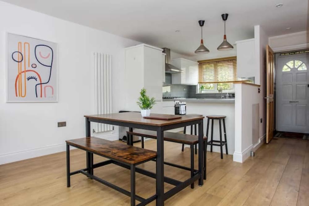 Spacious 3 Bedroom Apartment With Large Balcony