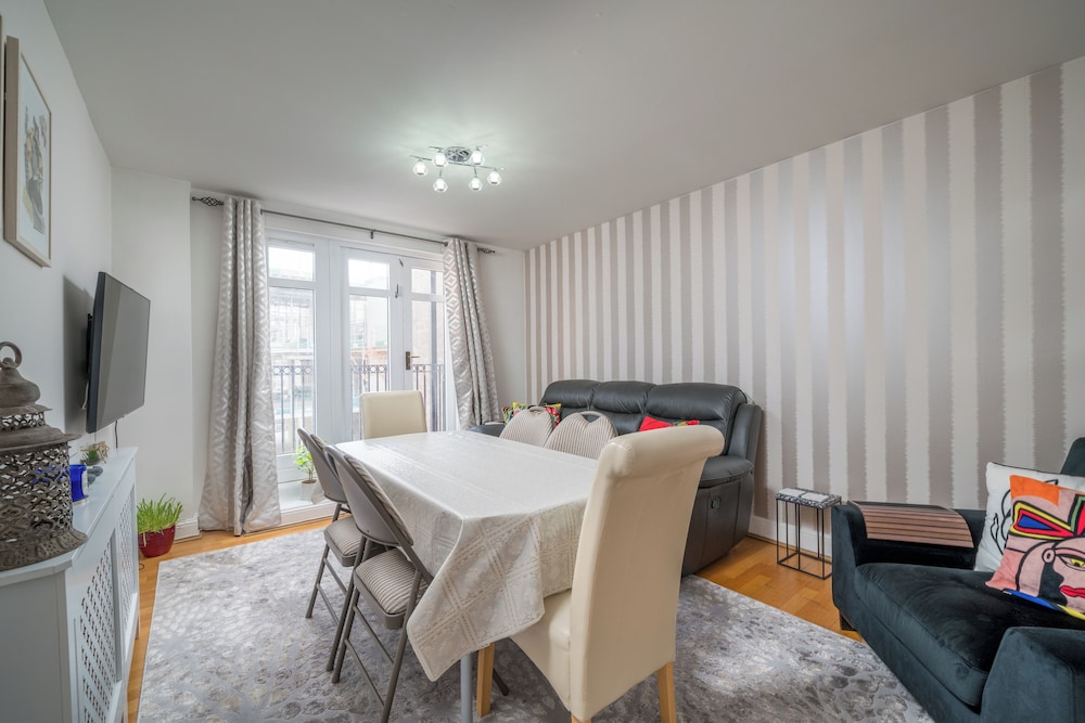 Cozy 3-bed flat near Vauxhall Gardens