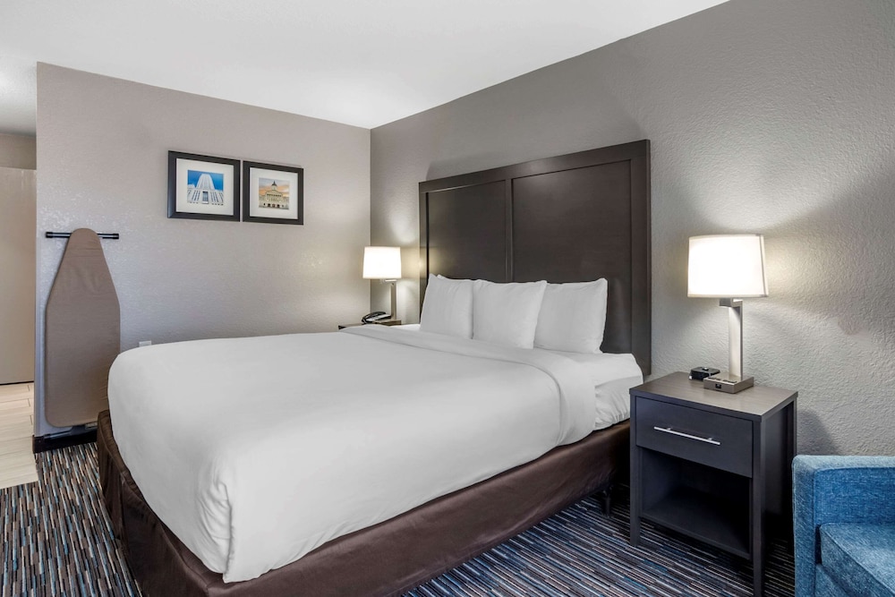 Emporia Vacations - Comfort Inn  Suites - Property Image 35