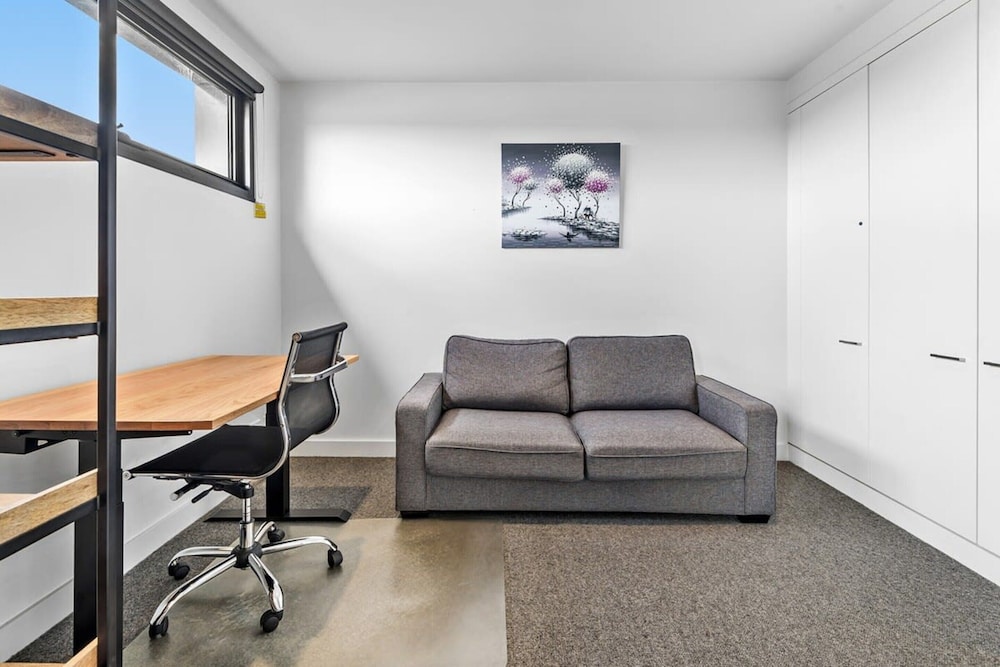 Pristine 1-bed Apartment Near Local Cafes