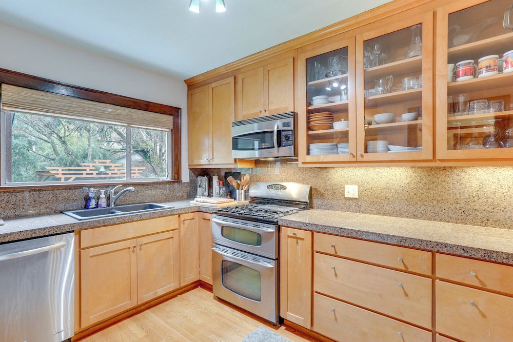 Charming Tudor-style Apt Near Green Lake!