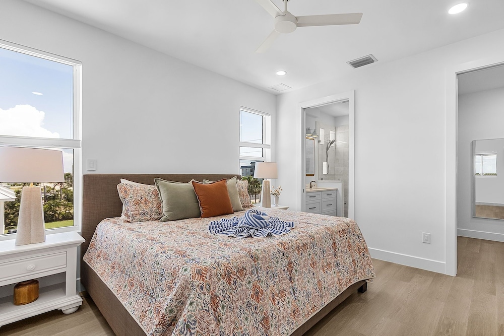 319 Bay & Beach Blessings: Pool Home W/ Water Views! 4 Bedroom Home