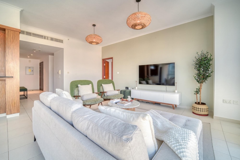 Urban Chic Downtown Apt w Dubai Fountain Views