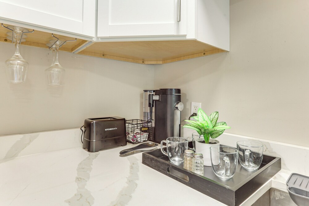 6 Mi to Downtown Cincy: Group-friendly Townhome!