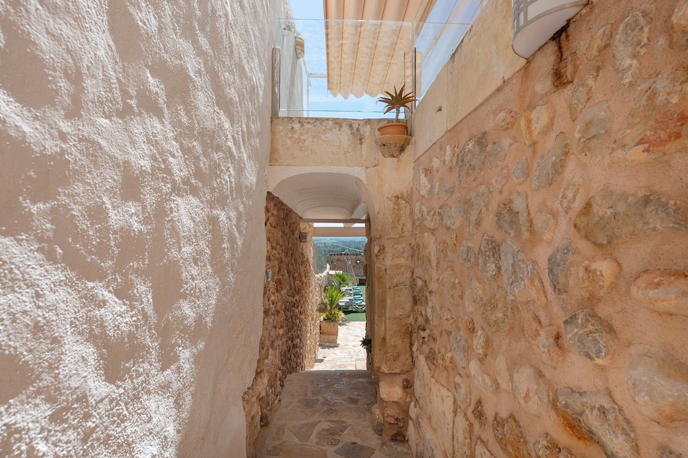 Villa in Buger With Pool & Mountain Views