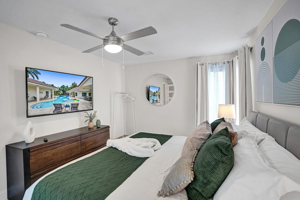 The Grand Luxe 8BR Villa w Pool and Basketball