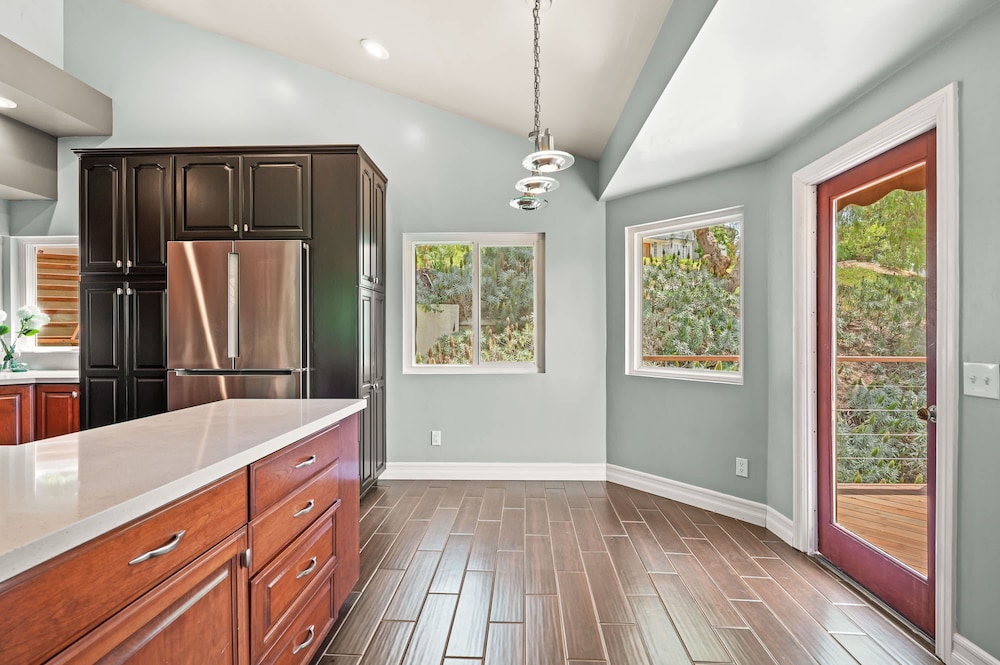 Mountain View Family Retreat w Game Room Scenic Decks