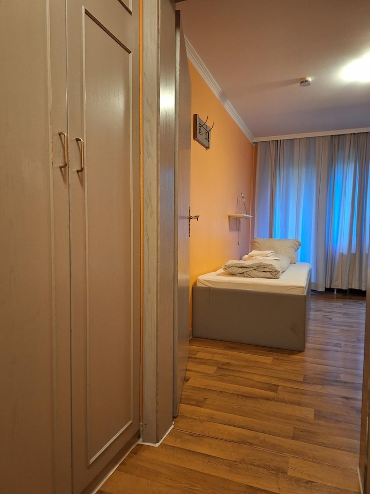 2-Rent Group Hostel Rooms AUB162