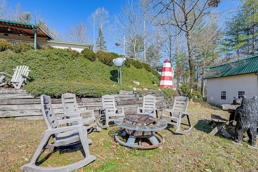 Lakefront Cabin Retreat w/ Dock in Robbinsville!